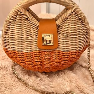 Crossbody bag with detachable chain. Perfect for summer brunch or vacation